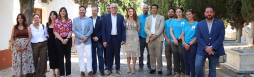 Visita institucional a la cuarta fase del proyecto de exhumación en el cementerio