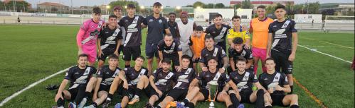 La plantilla del Manzanares posa con el trofeo de Membrilla