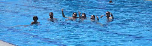Bañistas en la piscina municipal 