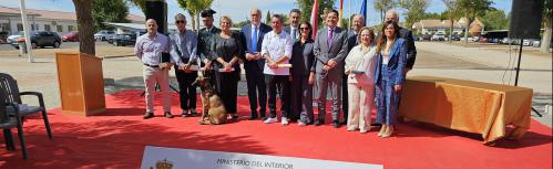 Autoridades y directora del centro junto al personal homenajeado