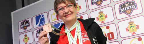 Maripepa Rodríguez (CD Arcoazuer Manzanares) con su nueva medalla de bronce