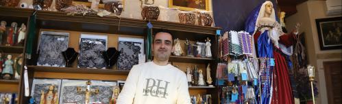 Javier Cabrero Salcedo en la tienda de su taller de bordado cofrade