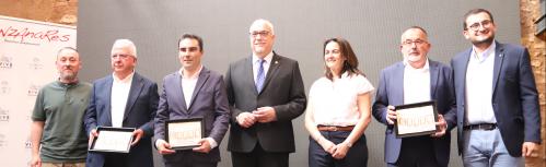 Julián Nieva con representantes de las empresas reconocidas en las Jornadas Empresariales 2026