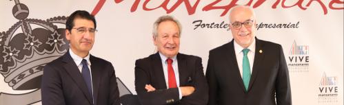 José Manuel Caballero junto a Xavier Vidal Folch y Julián Nieva