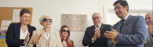 Momento en el que las alumnas más veteranas descubrieron la placa inaugural junto a las autoridades y directora del centro