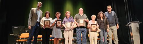 Alumnado homenajeado junto a autoridades y director de la UP