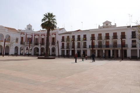 La ciudadanía aguarda separada para entrar a Correos
