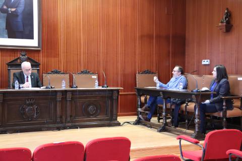 El alcalde y miembros de ACECE estudiaron propuestas para reactivar el sector