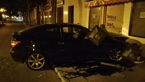 Imagen del vehículo tras chocar con la farola