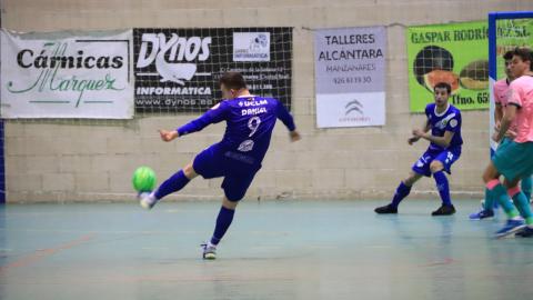 Daniel remata un balón en un partido del Manzanares FS Quesos El Hidalgo