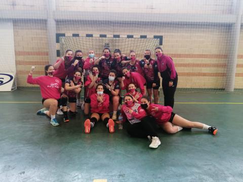 Jugadoras del Miguel Bellido Handball Femenino celebrando la doble victoria frente al BM Bolaños