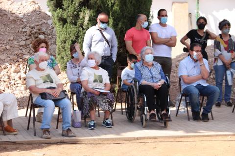 María Martín Peñuelas acudió en silla de ruedas al acto junto a la fosa donde arrojaron a su padre