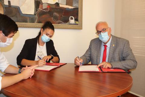 Estefanía Marchán y Julián Nieva durante la firma del convenio
