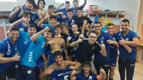 Jugadores del Manzanares CF juvenil celebrando la victoria frente al CD Villacañas