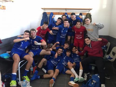 Jugadores del Talleres Arroyo Manzanares FS celebrando la victoria frente al Corraleño CF