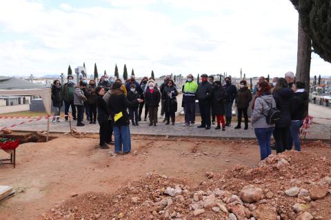 Asistentes al acto celebrado el sábado en el cementerio