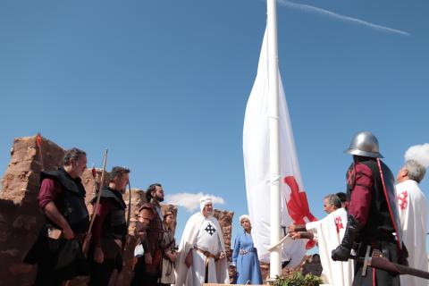 Inicio del izado de la bandera