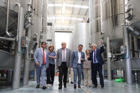 Visita del consejero de Agricultura a Bodegas Yuntero