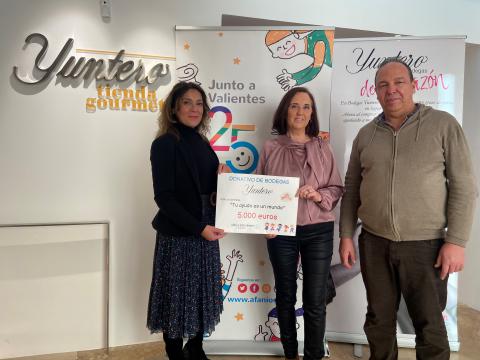 Entrega del cheque a Afanion