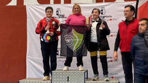 Pilar Peralta en el podio del campeonato de Castilla-La Mancha de tiro con arco en sala 2023