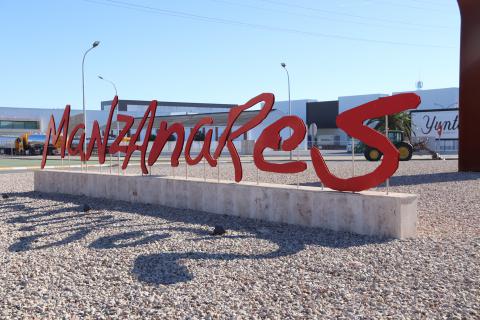 Rotonda en el polígono de Manzanares