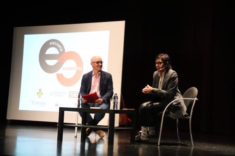 Momento de la charla de Anna Bosch con el presidente de la EC