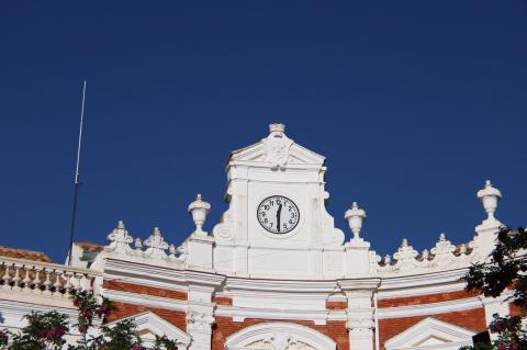 El reloj del Ayuntamiento, parado a las 12:30 horas