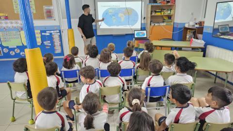El alumnado más pequeño aprende detalles sobre Estados Unidos