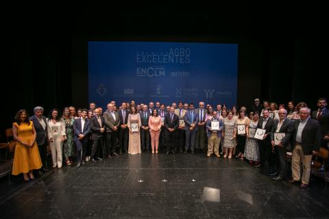 Foto de familia de autoridades y premiados