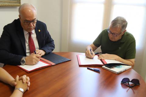 Firma convenio Ayuntamiento Manzanares y Cáritas Interparroquial