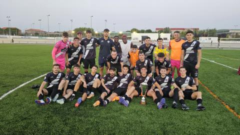 La plantilla del Manzanares posa con el trofeo de Membrilla