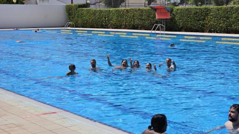 Bañistas en la piscina municipal 