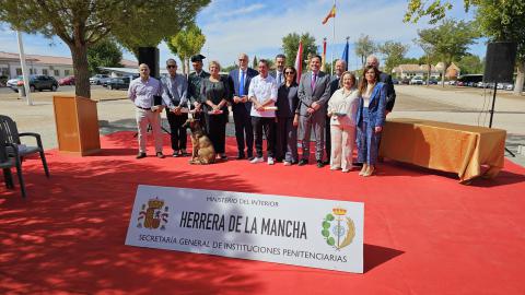 Autoridades y directora del centro junto al personal homenajeado