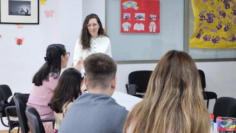 Laura Donoso durante el taller de familia en el Centro Social de la Avenida del Parque