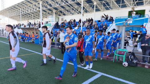 Salida al terreno de juego de los dos equipos
