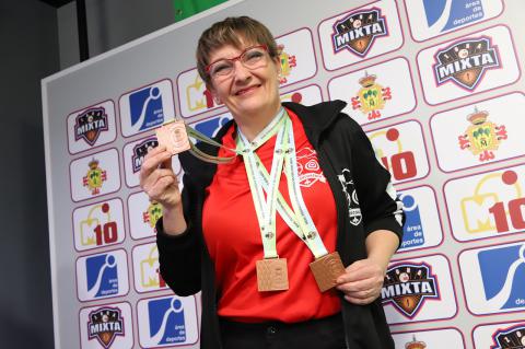 Maripepa Rodríguez (CD Arcoazuer Manzanares) con su nueva medalla de bronce
