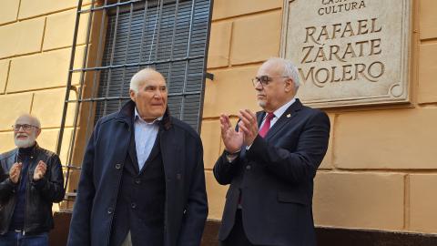 Rafael Zárate tras el descubrimiento de la cerámica con su nombre