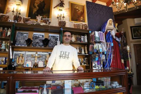 Javier Cabrero Salcedo en la tienda de su taller de bordado cofrade