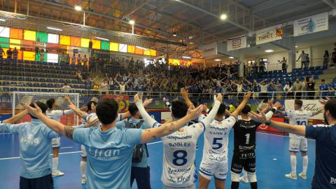 Celebración de jugadores y afición del Manzanares FS en Valdepeñas