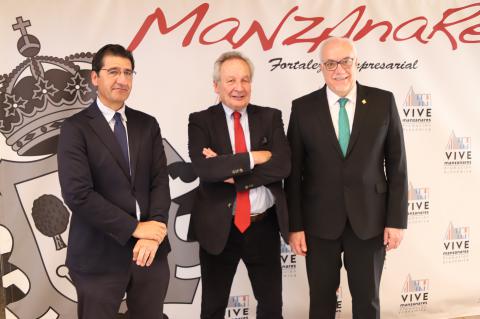 José Manuel Caballero junto a Xavier Vidal Folch y Julián Nieva