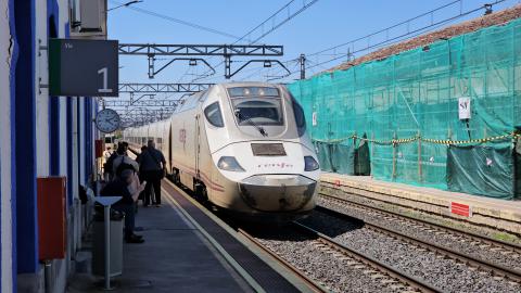 Llegada de un Alvia a la estación de Manzanares en foto de archivo