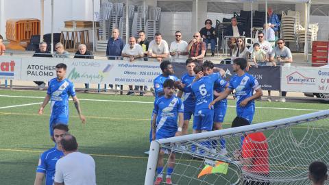 Espi es felicitado por sus compañeros tras marcar el primer gol del partido