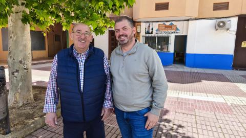 José Herrera y Juan Romero ante la sede de la AAVV Nuevo Manzanares