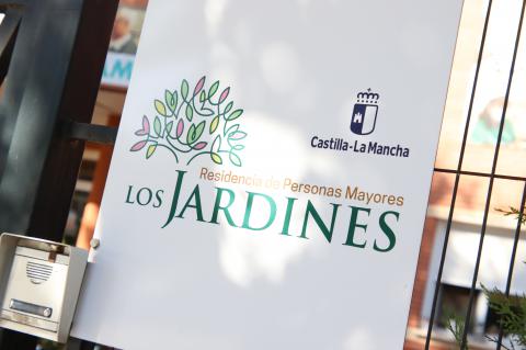 Cartel en el exterior de la residencia