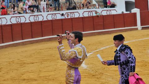 Samuel Navalón pasea las dos orejas que cortó a su primer toro en Manzanares