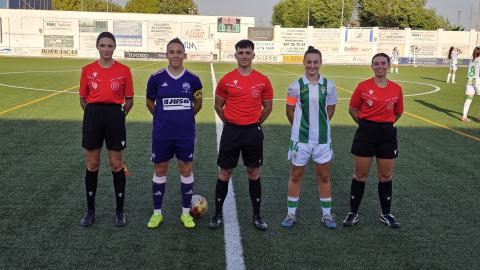 Saludo del trío arbitral y las capitanas del Alba y del Córdoba