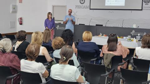 Javier Domínguez y Patricia Sorribes durante el taller de texturización