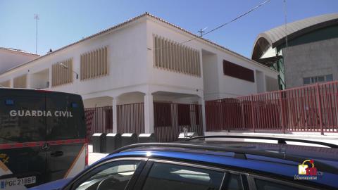 Furgón de la Guardia Civil junto al Juzgado de Manzanares