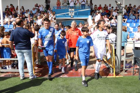 Salida al campo de ambos equipos