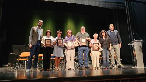Alumnado homenajeado junto a autoridades y director de la UP